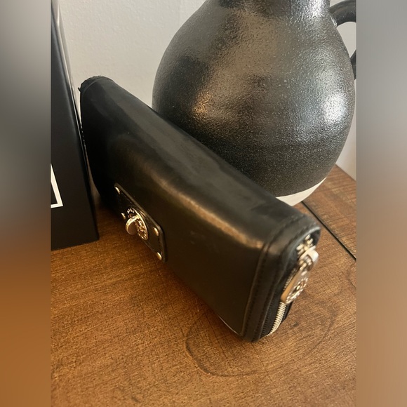 Marc Jacobs Zip Around Wallet - Picture 2 of 13